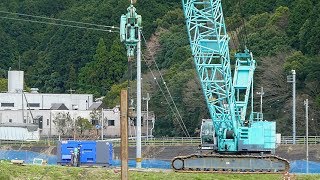 超器用！一台のクローラクレーンで鋼材を補巻きで吊ってバイブロハンマ(振動式杭打機)に持ち替えて川（二級河川）に杭打ち、迫力あった