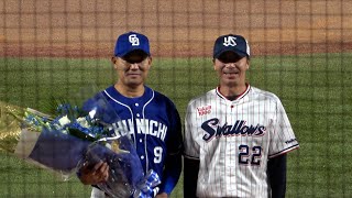 今季限りで引退の福留孝介選手に高津監督から花束が贈られる。