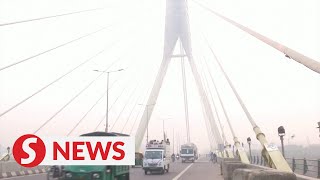 New Delhi residents struggle as capital shrouded in smog