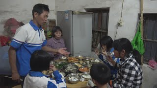 小池今天搞了一桌海鲜大餐，一大锅天然野生蚝，孩子们吃得很开心