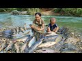 Single mother: Encountering a huge school of fish - catching fish and trapping fish on a rainy day