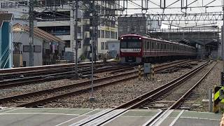 京急線快特高砂行き1000形104～097編成の電車が、金沢八景駅から金沢文庫駅方面へと走行中！