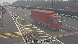 越野车高速随意变道，害惨了小货车，车辆损毁货物散落一地