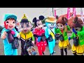 ADA BADUT BOBOIBOY, BADUT DORAEMON, BADUT MARSHA, DAN BADUT MICKETMOUSE DI JALANAN