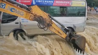 급류에 휩쓸린 버스…굴착기 덕분에 14명 구사일생 / 연합뉴스TV (YonhapnewsTV)