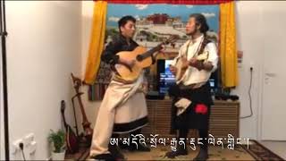 དགུང་ཨ་སྔོན་ཁ་མདོག་སྔོན་པོ་རེད། (བསྐྱར་ལེན་མཁན་ འབོ་ར་ ཤེས་རབ་ཆེ་ཆུང་གཉིས།)