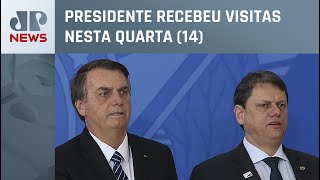 Bolsonaro recebe Tarcísio de Freitas e Padre Kelmon no Palácio da Alvorada