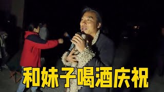 老夏脱离队伍，老狼和妹子喝酒庆祝，一起逛梦扎村！【流浪的独孤老狼】