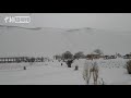 敦煌大漠迎降雪 鸣沙山月牙泉银装素裹如“童话世界”