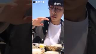 【TFBOYS 易烊千璽JacksonYi】千璽用“一口悶“技能吃丹麥生蠔