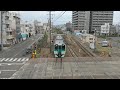 ゆっくりと徳島駅に到着する1500型気動車。