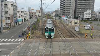 ゆっくりと徳島駅に到着する1500型気動車。