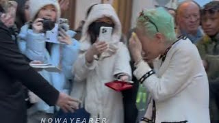 250128 G-DRAGON 지드래곤 blinded by Paparazzi's Flash 📸 still waves 👋🏻 to fans anyway ❤️ Paris 28.1.2025