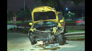 Taxi quedó destruido al estrellarse con un separador en la calle 26 - Noticias Caracol