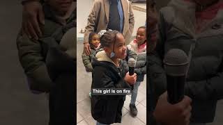 Little girl captures the hearts of New York strangers with her beautiful voice ❤
