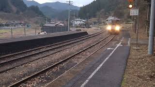 因美線津山発智頭行　那岐駅到着