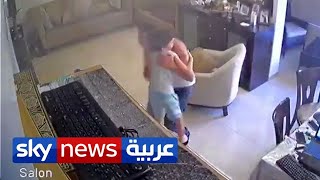 أب لبناني يحتضن ابنه داخل بيته لحظة وقوع انفجار مرفأ بيروت