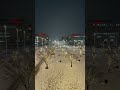 「雪深く、静寂に包まれた駅南。白い息と街灯の光だけが、この夜を照らしている。」