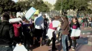 Guerra de Coixins a la Plaça de Catalunya de Barcelona el 7 d'abril de 2012