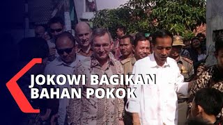 Jokowi Blusukan Bagikan Bahan Pokok ke Rumah Warga