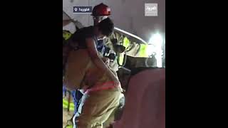 لحظة إنقاذ طفل وسحبه من تحت الأنقاض بعد انهيار مبنى فلوريدا