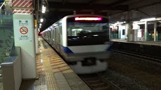 階段前から見た夜の牛久駅を出発する上野東京ライン常磐線下りE531系