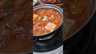 만원 김치찌개 오리지날 #김치찌개 맛집을 찾고있는가 여기다 찬찬들이 자유롭게 계속 먹을수있는곳이 있다니 #목로식당 주목할때가 왔다 구독좋아요 사랑입니다 시청 구독좋아요감사합니다