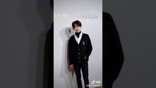 【TFBOYS易烊千玺】2019 Vogue Film时装电影盛典：针织外套精致有型！大佬还单手插兜呢 😘 【JacksonYee】