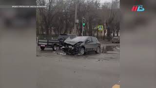 В Волжском столкнулись спецавтомобиль и внедорожник