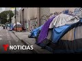 En hoteles, decenas de familias que vivían en carpas en centro de Los Ángeles | Noticias Telemundo
