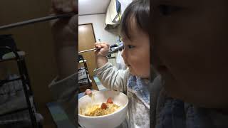 母にカレーライスを食べさせる1歳2ヶ月 ロングver