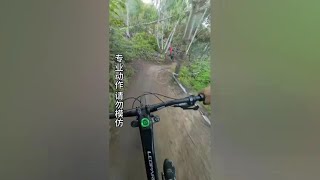 骑车人的精神，摔倒立马跑起来就跑，下雨路面湿滑，各大武林车手陆续摔车，