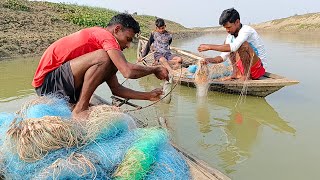 চলন বিলের নতুন কেনেলে পুরাতন পদ্ধতিতে বোয়াল মাছ ধরার অসাধারণ এক টেকনিক।