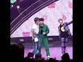 nct 마크 정우한테 쏘는 이마크 눈빛 무야.. 이따봐...😇