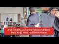 Anak Tidak Malu Sarung Pakaian Seragam Bapa Kerja Masa Hari Kanak-Kanak