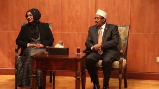 Madaxweynaha Maxamed Cabdudullaahi Farmaajo iyo wafdi uu hogaaminayo oo gaarey Masar