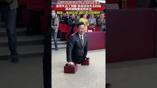 男子高校演讲前认真打理着装，虽然失去了双腿，但是没有失去自信，昂首挺胸走向讲台。网友：身残志坚，是我们学习的榜样👍