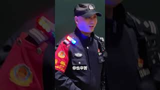 特警儿子春节执勤第一次在外过年，乘警父亲带来妈妈亲手制作的家乡特产，一家人就这样在站台上短暂“团聚”。辛苦了！ #感动