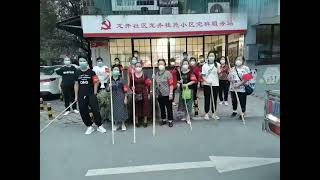 A neighborhood in Chengdu organized aunts to patrol with sticks