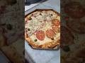 Pizza meia Mussarela e Toscana - Como fazer Pizza no Forno a Gás @PhloBurguersEDoces #shorts