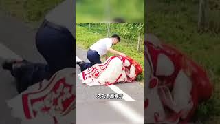 女儿结婚路过埋葬父亲的地方下车跪地哭泣 久久不愿离开 #生活百態 #暖心 #幸福 #爱情 #婚礼现场  #婚礼