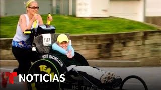 Una mujer corre el Maratón de Boston empujando la silla de ruedas de su madre | Noticias Telemundo