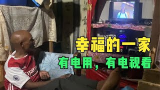 非洲大叔跟着老板干有多爽？电费不用出，电视是送的，一家超幸福【嘉莹妈妈】