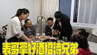 为了招待老鸭和二哥，表哥把家里好酒拿出来，让兄弟们喝尽兴【小木表哥】