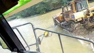 Mobilisasi HD 785 tarik Dozer D9 lewat sungai Madhni Kel