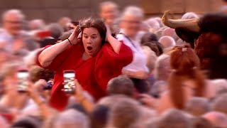 Shocking: Bull attacks woman at concert! — (André Rieu - España Cani)