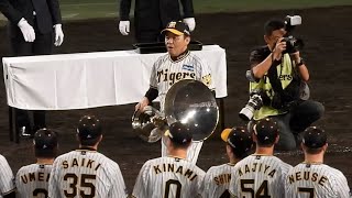 【今日一番疲れたわ】岡田監督、優勝トロフィーを重さにびっくりしたようなリアクションをとる 2023.9.14