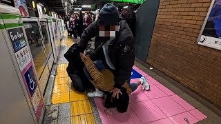 大暴れ【カーフキック】たくさんの乗客を押し退ける大迷惑な疑いがある男はイケメン達に制圧され急に反省ムーブをかます【クリスマスの逃走劇】ドキュメンタリー　日本のリアル　注意喚起