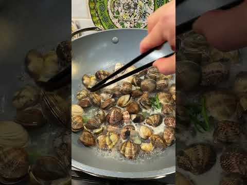 Spaghetti Vongole (Spaghetti with mussels) – Chef's pencil