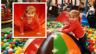 Spelen in binnenspeeltuin Schatkids ballenbak trampoline glijbaan springkussen peuterplezier